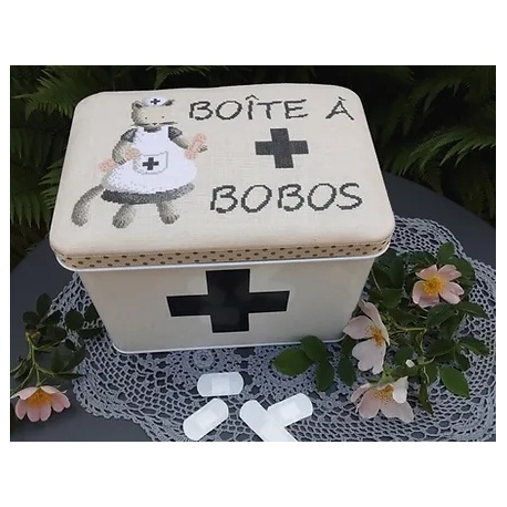 Boîte  "Chaton infirmière"